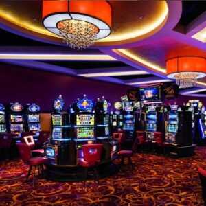 inne i ett landbaserat casino med dämpad belysning och massor av slotmaskiner